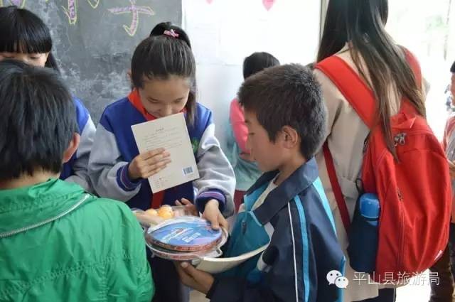 情寄留守爱暖童心白鹿温泉公益活动走进平山县古都小学